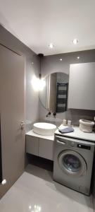 een badkamer met een wasmachine en een wastafel bij AERIAL NEST in Thessaloniki