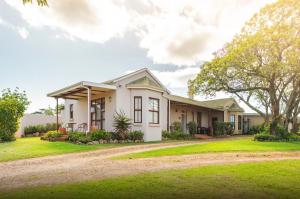 a house with a green lawn at Temba Private Game Reserve in Grahamstown