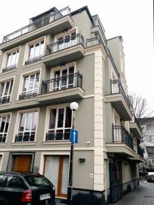 un edificio blanco con una señal azul delante de él en 8th Hill en Plovdiv