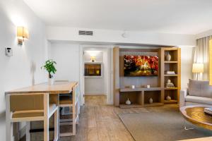 een woonkamer met een tafel en een bank bij Luxurious Private Condo at 1 Hotel & Homes -1045 in Miami Beach