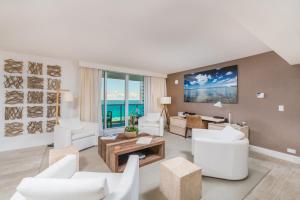 d'un salon avec un mobilier blanc et une vue sur l'océan. dans l'établissement Oceanview Private Condo at 1 Hotel & Homes -1040, à Miami Beach
