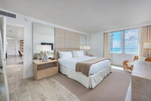 - une chambre avec un grand lit et une grande fenêtre dans l'établissement Oceanview Private Condo at 1 Hotel & Homes -1040, à Miami Beach