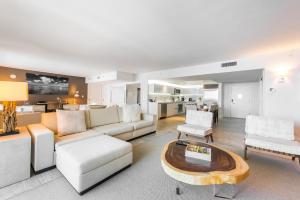 - un salon avec un canapé et une table dans l'établissement Oceanview Private Condo at 1 Hotel & Homes -1040, à Miami Beach