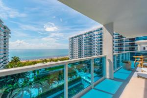 Elle comprend un balcon offrant une vue sur l'océan. dans l'établissement Oceanview Private Condo at 1 Hotel & Homes -1040, à Miami Beach