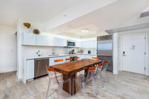 A kitchen or kitchenette at Oceanview Private Condo at 1 Hotel & Homes -1122