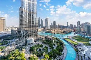 een luchtzicht op een stad met hoge gebouwen bij FAM Living - Burj Khalifa Bliss: Address Opera Modern 2BR in Dubai