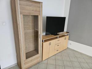 un armario de madera con TV encima. en Apartmán NICOLAS en Brezno