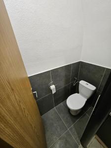 y baño con aseo blanco en una cabina. en Apartmán NICOLAS en Brezno