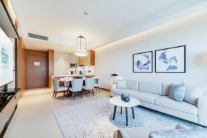 Uma área de estar em FAM Living - Burj Khalifa Bliss: Address Opera Modern 2BR