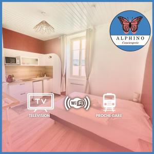 een slaapkamer met een roze bed met een vlinder erop bij Le Victor, charmant et cosy in Limoges