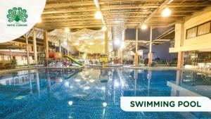 una piscina en un gran edificio con piscina en Hotel Cianjur Cipanas, en Pasakon 1