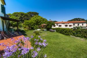 A garden outside Hotel Cernia Isola Botanica