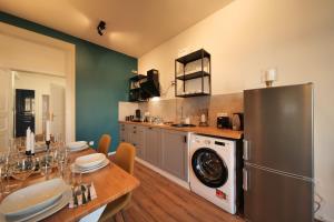 uma cozinha com um frigorífico e uma mesa com cadeiras em Royal Square View Residence em Praga