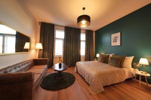 sypialnia z łóżkiem i kanapą w obiekcie Royal Square View Residence w Pradze