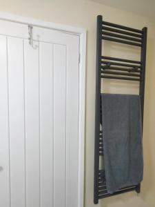 un armadio con porte bianche e un asciugamano grigio di Local to Russells Hall Hospital a Brierley Hill