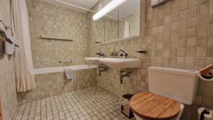ein Badezimmer mit Toilette und Waschbecken in der Unterkunft Chesa Bellaval, Haus Chamuotsch 3 1 2-Zimmerwohnung in Silvaplana + 40 Fotos