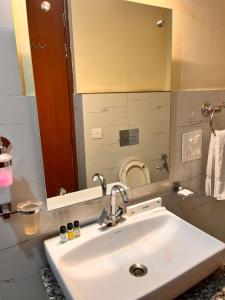 Bilik mandi di Flock Hotel I Golf Course Road Near Dlf Phase 1 Metro station I Gurugram