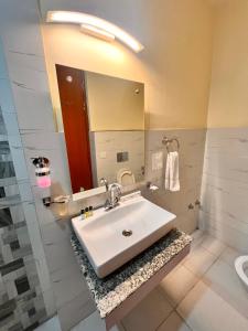 Bilik mandi di Flock Hotel I Golf Course Road Near Dlf Phase 1 Metro station I Gurugram