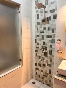 Bilik mandi di Flock Hotel I Golf Course Road Near Dlf Phase 1 Metro station I Gurugram