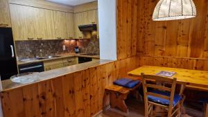 Η κουζίνα ή μικρή κουζίνα στο Chesa Bellaval, Haus Chamuotsch 2 1 2-Zimmerwohnung