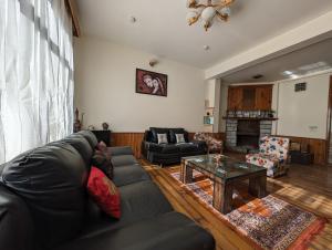 Χώρος καθιστικού στο ChaletHimalayan- Rooms in private Villa