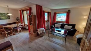 Posezení v ubytování Chesa Bellaval, Haus la Vuolp 2 1 2-Zimmerwohnung