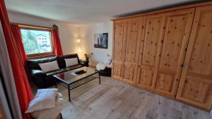 Posezení v ubytování Chesa Bellaval, Haus la Vuolp 2 1 2-Zimmerwohnung
