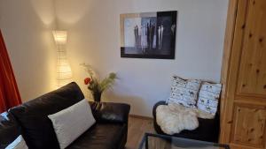 Posezení v ubytování Chesa Bellaval, Haus la Vuolp 2 1 2-Zimmerwohnung