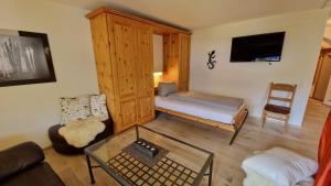 Postel nebo postele na pokoji v ubytování Chesa Bellaval, Haus la Vuolp 2 1 2-Zimmerwohnung