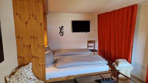 Postel nebo postele na pokoji v ubytování Chesa Bellaval, Haus la Vuolp 2 1 2-Zimmerwohnung