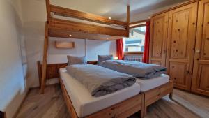 Postel nebo postele na pokoji v ubytování Chesa Bellaval, Haus la Vuolp 2 1 2-Zimmerwohnung
