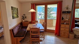 Posezení v ubytování Chesa Bellaval, Haus la Vuolp 2 1 2-Zimmerwohnung