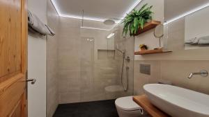 Koupelna v ubytování Chesa Bellaval, Haus la Vuolp 2 1 2-Zimmerwohnung + 37 fotografií