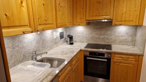 Kuchyň nebo kuchyňský kout v ubytování Chesa Bellaval, Haus la Vuolp 2 1 2-Zimmerwohnung