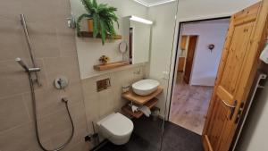 Koupelna v ubytování Chesa Bellaval, Haus la Vuolp 2 1 2-Zimmerwohnung