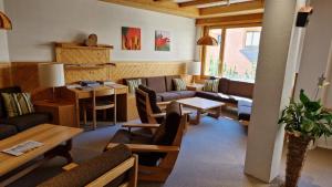 Posezení v ubytování Chesa Bellaval, Haus la Vuolp 2 1 2-Zimmerwohnung