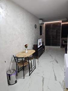 a table and chairs in a room with marble floors at Stan na dan Jovanovic in Kneževac +5 photos
