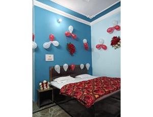 um quarto com balões vermelhos e brancos na parede em Hotel Abhi Jawalamukhi, Himachal Pradesh em Jawāla Mukhi
