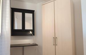 um quarto com um espelho e um armário em Ravissant T2 vue mer et massif - Les Clés de L´Estérel em Théoule-sur-Mer