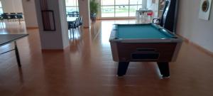 Billiards table sa Casas Nuestras II Andalucia La Envia Golf piscinas de verano y climatizada en invierno, fitness center wifi y parking disponible con reserva
