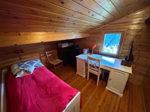 een slaapkamer met een bureau en een bed in een hut bij Porkka COSY & QUIET chalet 8 pers in Vex