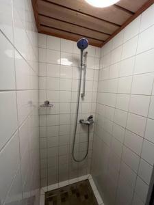 een douche in een wit betegelde badkamer bij Porkka COSY & QUIET chalet 8 pers in Vex