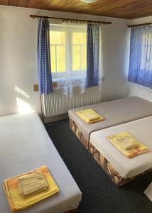 מיטה או מיטות בחדר ב-Chalupa Anička