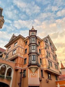 un edificio con una torre dell'orologio sopra di Venus Hotel Tam Đảo a Tam Ðảo