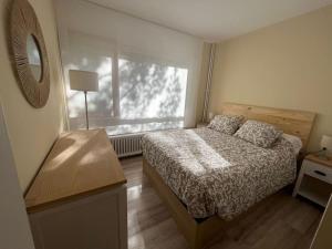 a small bedroom with a bed and a window at Apartamento Masella pie de pistas. Ideal familias in Alp