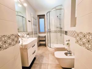 a bathroom with a sink and a toilet and a shower at Apartament Turkusowy z ogrodem w Mielnie nad morzem in Mielno