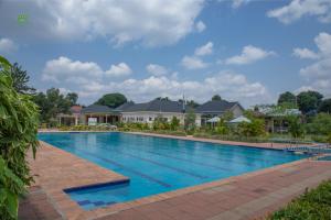 una piscina en un complejo en Miika Eco Resort Hotel, en Hoima