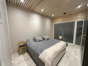 a bedroom with a bed and a large window at Lakeside Lodge Norvis in Rovaniemi