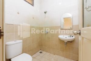 a bathroom with a toilet and a sink at Karawaci Taman Permata Tiga Mitra RedDoorz in Binong +16 photos