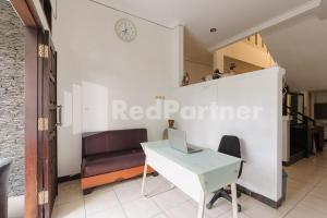 an office with a desk and a laptop on a wall at Karawaci Taman Permata Tiga Mitra RedDoorz in Binong
